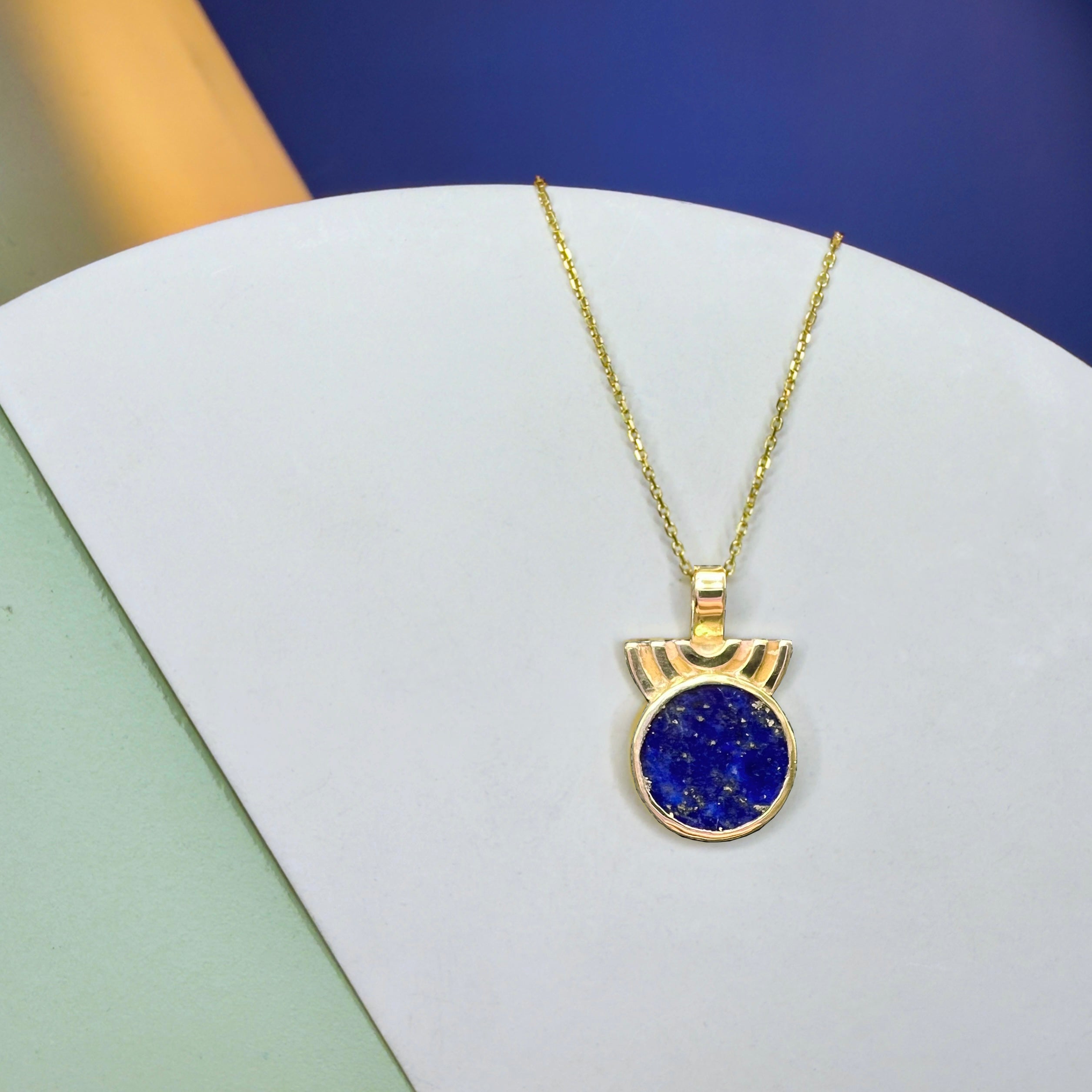 Gold Necklace set with Lapis Lazuli