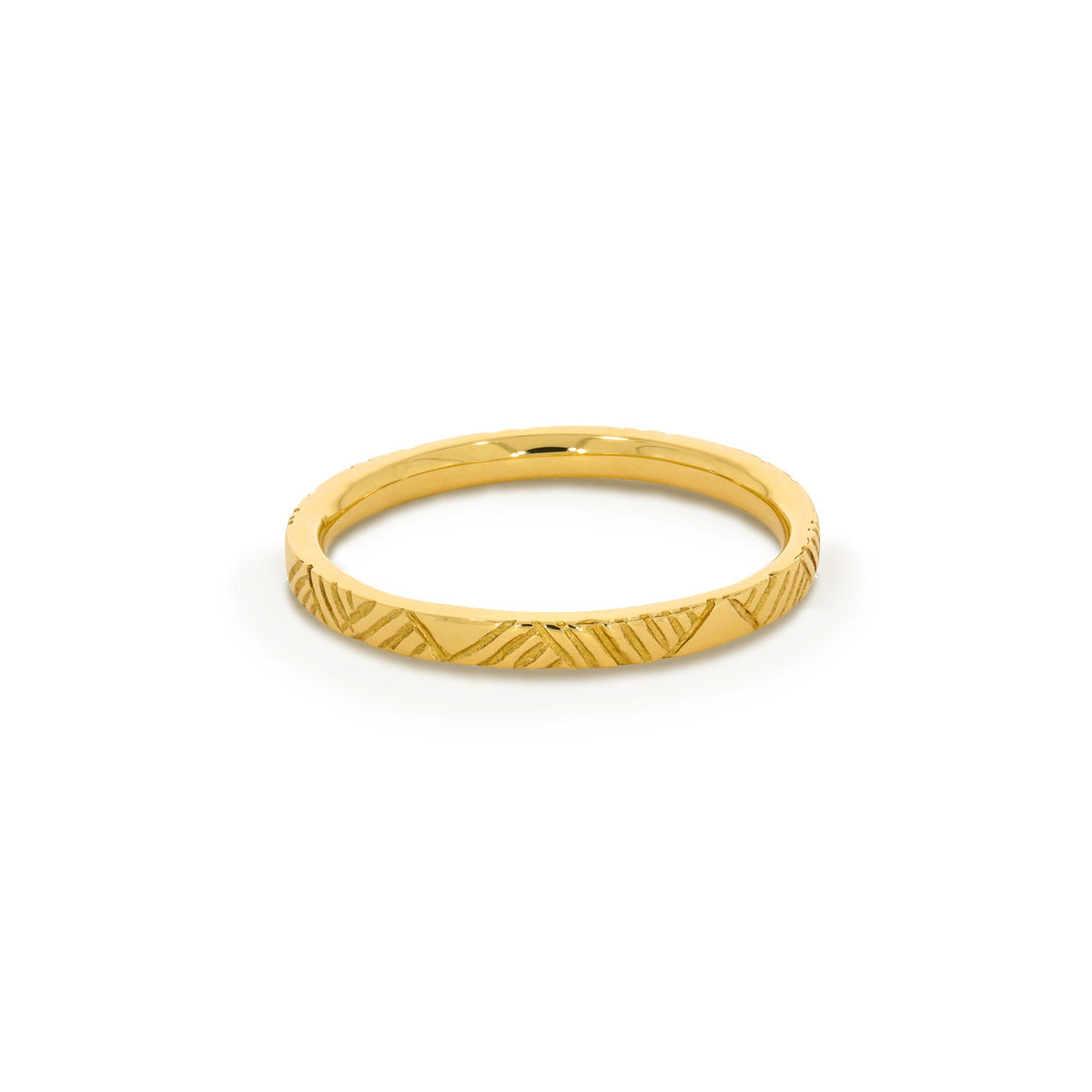 Gold ring with a diagonal chevron fretwork pattern engraved around the band