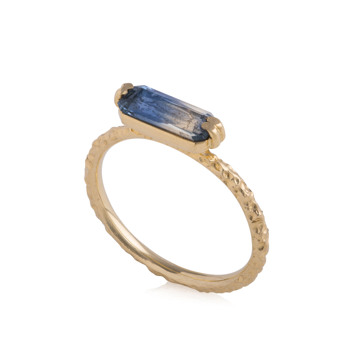 Close-up of the bi-colour sapphire setting on the Indigo Dawn Gold Ring