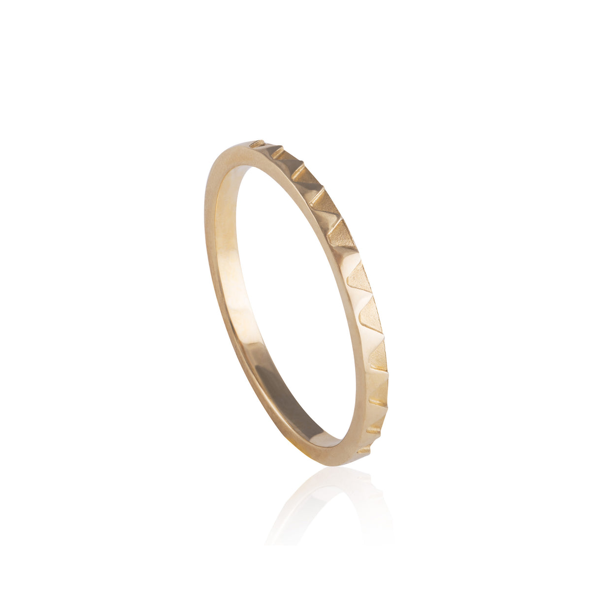 Close-up of the triangular pattern on the Atlas Gold Patterned Ring